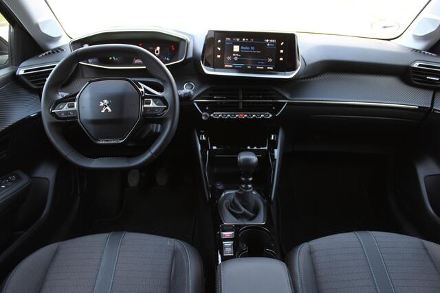 Peugeot 208 1.2 PureTech Allure 100pk / Open & Go Keyless Entry Apple CarPlay Android Auto