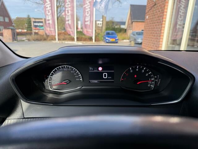 Peugeot 208 1.2 PureTech Active PDC / NAVI / AIRCO / CRUISE / CARPLAY / DAB+