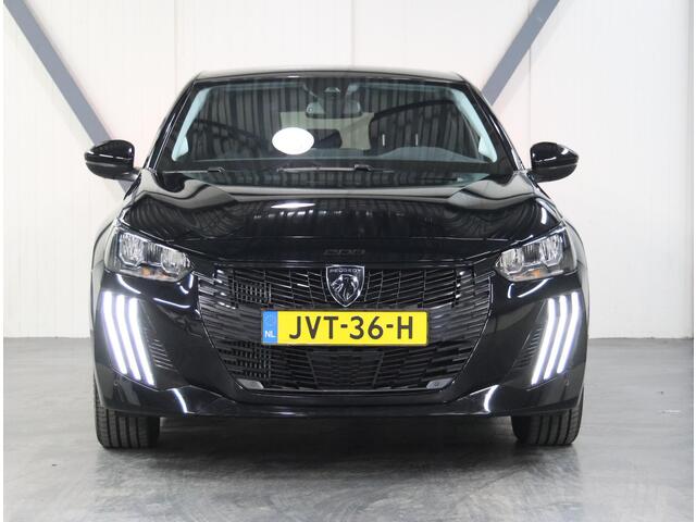 Peugeot 208 Hybrid 100PK e-DCS6 Style | 1ste eigenaar | AppleCarplay/AndroidAuto | Camera | Parkeersensoren | FULL LED | Navigatie | Lederen Stuurwiel | Climate Control | Cruise Control | 16" LMV | Isofix | Privacy Glass |