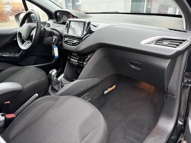 Peugeot 208 1.2 PureTech Blue Lease Executive 82pk | Nieuwe Distributieriem | Bluetooth | Cruise control | Electronic climate control | Navigatiesysteem full map | Parkeersensor achter | Trekhaak | Dealer onderhouden!