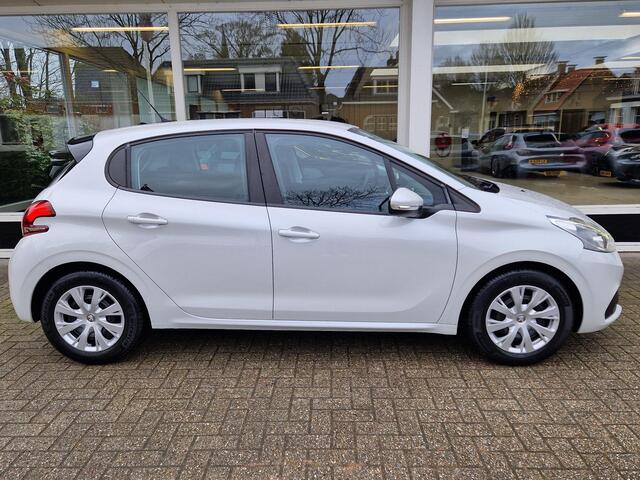 Peugeot 208 1.2 PureTech Blue Lion | Parkeersensoren achter | Navigatie | Apple Carplay | Cruise control