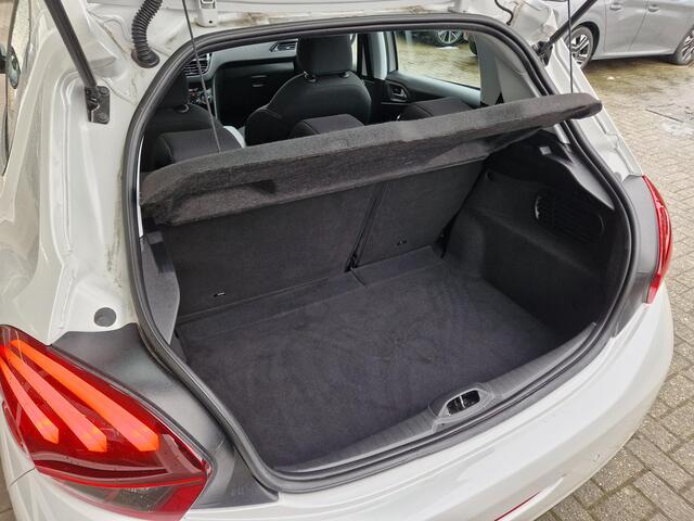 Peugeot 208 1.2 PureTech Blue Lion | Parkeersensoren achter | Navigatie | Apple Carplay | Cruise control