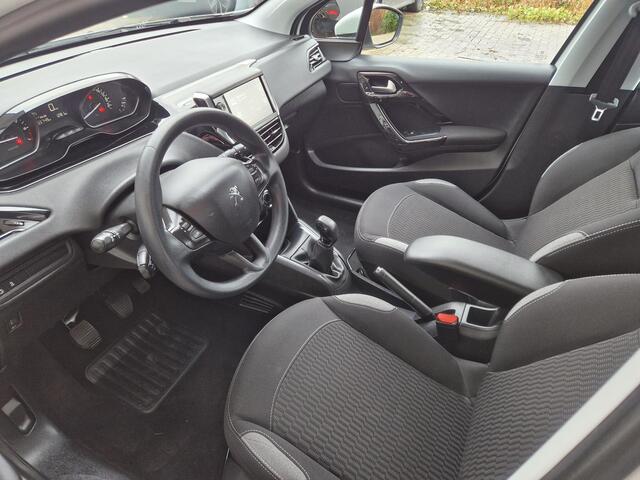 Peugeot 208 1.2 PureTech Blue Lion | Parkeersensoren achter | Navigatie | Apple Carplay | Cruise control