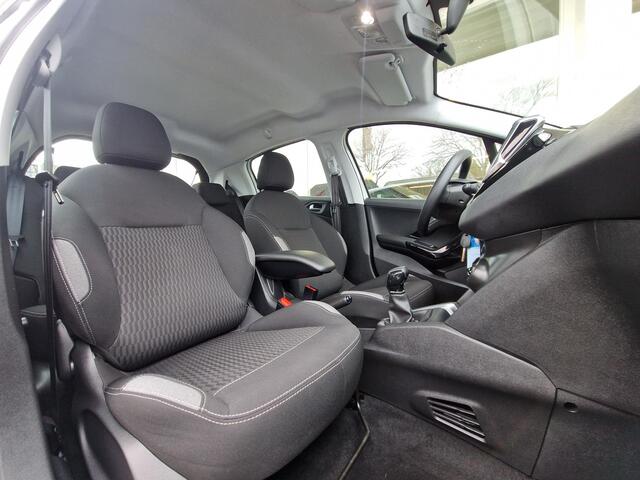 Peugeot 208 1.2 PureTech Blue Lion | Parkeersensoren achter | Navigatie | Apple Carplay | Cruise control