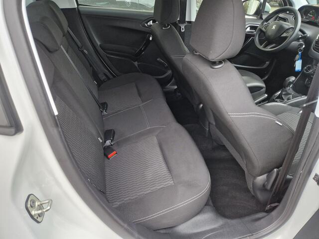 Peugeot 208 1.2 PureTech Blue Lion | Parkeersensoren achter | Navigatie | Apple Carplay | Cruise control