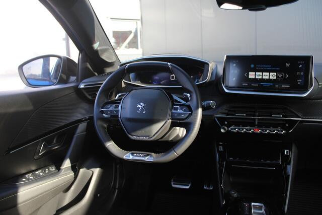 Peugeot 208 1.2 PureTech GT Automaat | Incl. 12 maanden garantie | 3D Virtual cockpit | 360 Camera | Stoelverwarming | PDC rondom | Keyless entry + go | 17" LMV | Schakelflippers | Grootlicht assistent | Lane assist | Panoramadak | Zwarte hemelbekleding | DAB+ | Appl