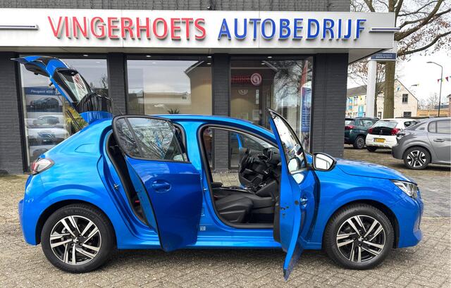 Peugeot 208 100 Pk. Benzine Allure * AUTOMAAT * 1/2 Lederen interieur * Keyless Start Button * Parkeersensoren * Climate & Cruise Control * L.M. Velgen * Apple Carplay / Android Auto * Vingerhoets; Vierde Generatie Eersteklas Service. Al meer dan 100 jaar een begrip 