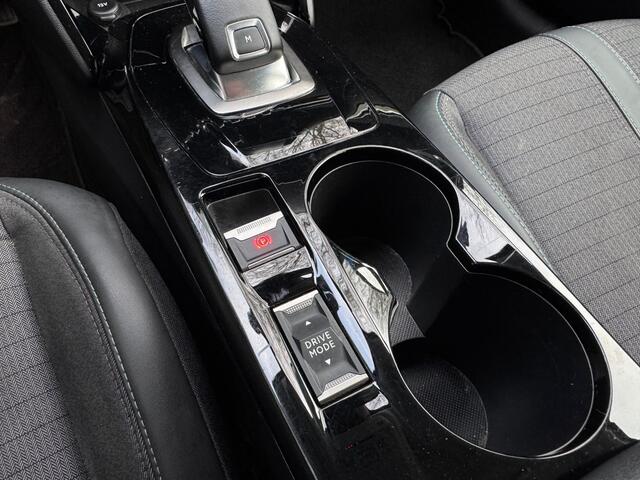 Peugeot 208 100 Pk. Benzine Allure * AUTOMAAT * 1/2 Lederen interieur * Keyless Start Button * Parkeersensoren * Climate & Cruise Control * L.M. Velgen * Apple Carplay / Android Auto * Vingerhoets; Vierde Generatie Eersteklas Service. Al meer dan 100 jaar een begrip 