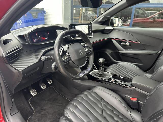 Peugeot 208 1.2 Turbo 100 PK GT Pack | Meest Complete Versie | Slechts 27.470 KM | 6-Bak | Volledig Lederen Bekleding | Stoelverwarming | Glazen Panoramadak | Navigatie | Climate Control | Full LED Verlichting | Camera | Parkeersensoren | Dode Hoek Detectie | Keyless