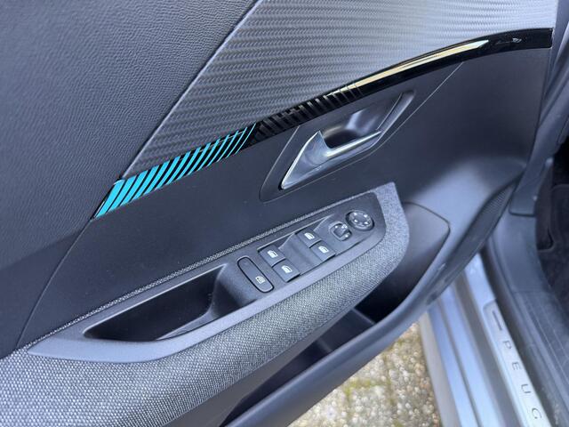 Peugeot 208 1.2 Style | Navigatie | Camera | LED Koplampen | Touch Screen | Extra Getinte zijruiten achter | 16' Inch LM Velgen | Apple Carplay | Cruise Control | Airco.