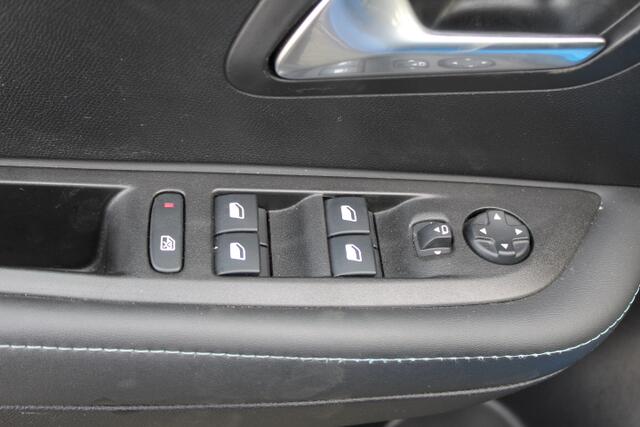 Peugeot 208 1.2T 101 PK Allure Pano-dak Half-Leder Climate Carplay 17'LMV