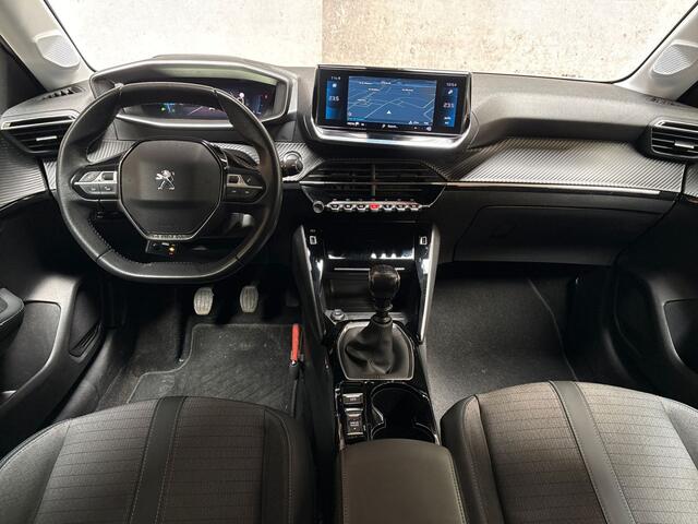 Peugeot 208 1.2 PureTech Allure Sport (VIRTUAL COCKPIT, APPLE CARPLAY, GROOT NAVI, LEDER, 360 CAMERA, SPORTSTOELEN, KEYLESS, GETINT GLAS, LM VELGEN, CRUISE, NIEUWSTAAT)