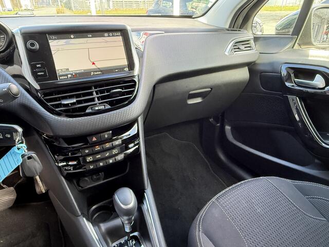Peugeot 208 BWJ 2018 | 1.2T 111PK Tech Ed. AUTOMAAT | PANO DAK | CLIMA | NAVI | CAMERA A | CARPLAY | PRIVACY GLASS | PDC
