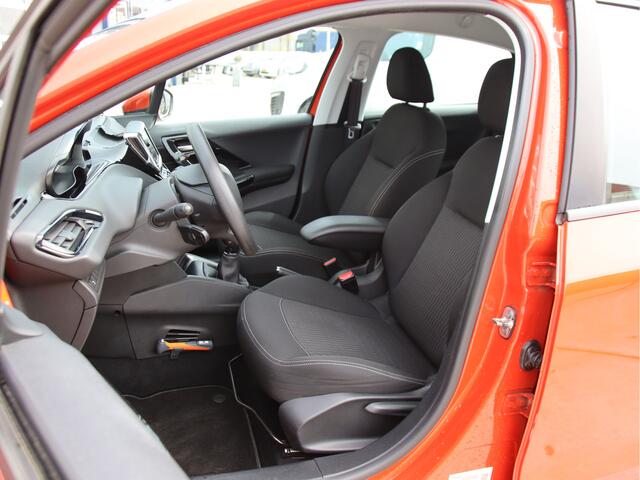 Peugeot 208 1.2 PureTech Blue Lion Carplay, LED, Navigatie, DAB+ Prijspakker!