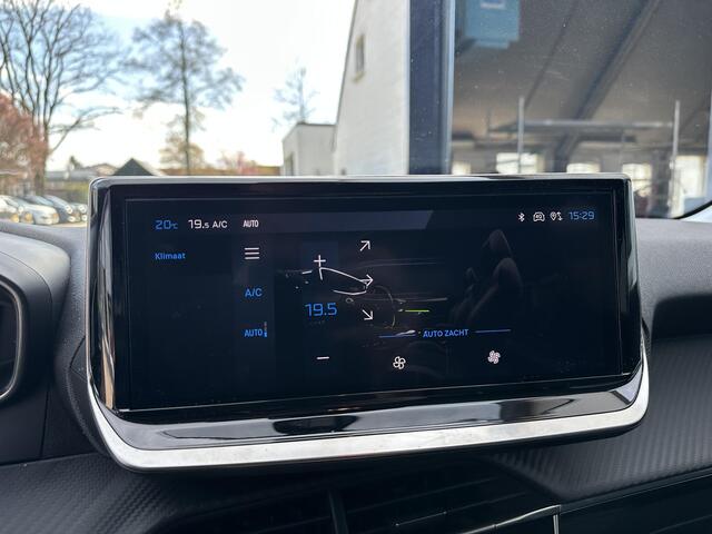 Peugeot 208 Hybrid 110 PK Allure | Automaat | Slechts 15.400 KM Gereden | Navigatie | Camera | Parkeersensoren V+A | Stoelverwarming | LED Verlichting | 16" Lichtmetalen Velgen | Half Lederen Bekleding | Digitaal Dashboard | Cruise Control | Climate Control |