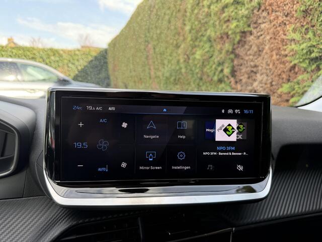 Peugeot 208 1.2 Turbo 100 PK Allure | Bouwjaar 2025 | Navigatie | 360 Graden Camera | LED Verlichting | Climate Control | Dode Hoek Detectie | Voor + Achter Parkeersensoren | 16" Lichtmetalen Velgen |