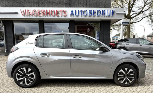 Peugeot 208 1.2 Hybrid 110 e-DCS6 Style * Automaat * * Navighatie & Spotify via Apple Carplay / Android Auto geheel dtaadloos * Airco * Cruise Control * Parkeersensoren * Vingerhoets; Vierde Generatie Eersteklas Service. Al meer dan 100 jaar een begrip in de Brabant