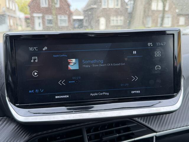 Peugeot 208 1.2 Hybrid 110 e-DCS6 Style * Automaat * * Navighatie & Spotify via Apple Carplay / Android Auto geheel dtaadloos * Airco * Cruise Control * Parkeersensoren * Vingerhoets; Vierde Generatie Eersteklas Service. Al meer dan 100 jaar een begrip in de Brabant