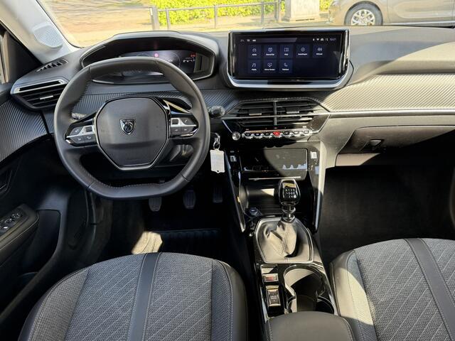 Peugeot 208 100 Pk Benzine * Sportieve Allure * Navigatie & Spotify draadloos via Apple Carply / Android Auto op groot Touch Screen scherm * L.M. Velgen * Parkeersensoren * Climate & Cruise Control * Vingerhoets; Vierde Generatie Eersteklas Service. Al meer dan 100 j