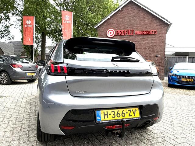 Peugeot 208 100 Pk Benzine ** Automaat ** Luxe Allure * Navigatie * Trekhaak * Panoramadak * 3-D Dashboard * Keyless Start Button * 1/2 Leder Interieur * L.M. Velgen * Vingerhoets; Vierde Generatie Eersteklas Service. Al meer dan 100 jaar een begrip in de Brabantse K