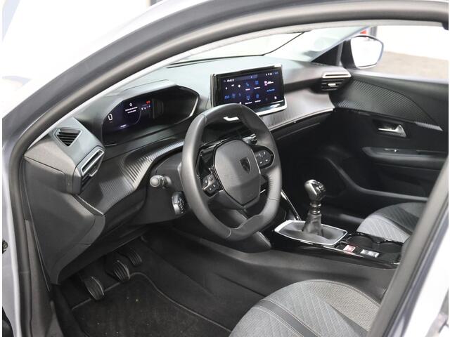 Peugeot 208 1.2 100PK Allure | 1ste eigenaar | AppleCarplay/AndroidAuto | FULL LED | Lederen Stuurwiel | Climate Control | Cruise Control | 16" LMV | Isofix | Privacy Glass | Parkeersensoren |