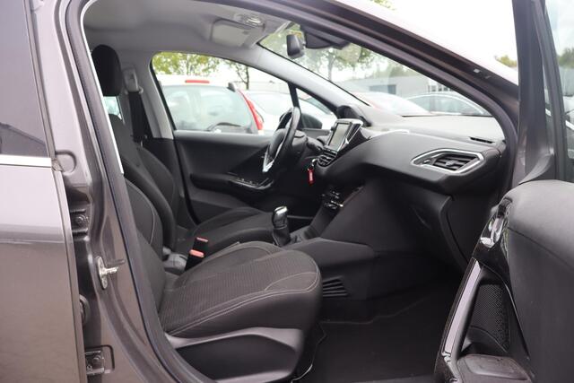 Peugeot 208 1.2 PureTech Allure | Cruise control | Climate control | Navigatie | PDC achter