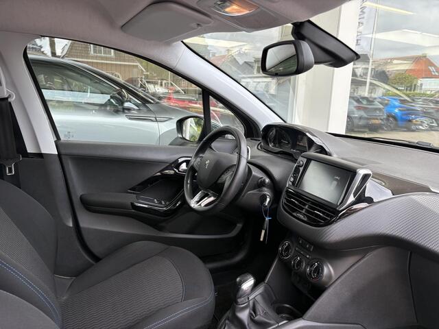 Peugeot 208 1.2 82pk Signature | Weinig kilometers | Navigatie | Cruise Control | Parkeersensoren | Privacy Glass | Lichtmetalen velgen