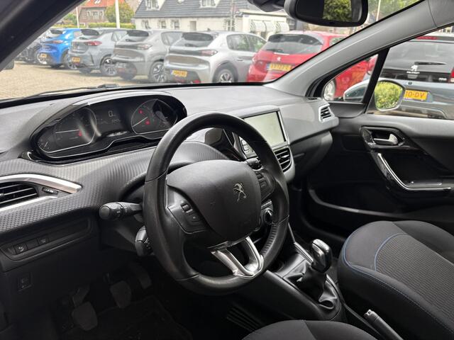 Peugeot 208 1.2 82pk Signature | Weinig kilometers | Navigatie | Cruise Control | Parkeersensoren | Privacy Glass | Lichtmetalen velgen