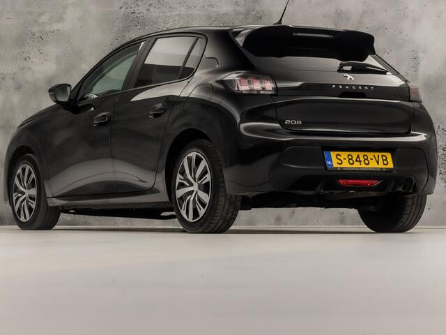 Peugeot 208 1.2 PureTech Sport Automaat (APPLE CARPLAY, PARKEERSENSOREN, GETINT GLAS, SPORTSTOELEN, CRUISE, LANE ASSIST, NIEUWSTAAT)