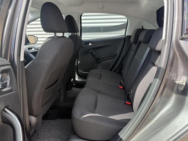 Peugeot 208 1.2 PureTech Blue Lease Executive 2e Eigenaar|Navi|Carplay|D-riem vv in 2025|Trekhaak|PDC|Clima|N.A.P|APK tot 02-2027