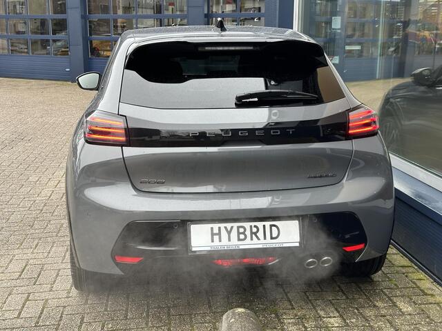 Peugeot 208 Hybrid 145 PK Automaat GT | Alcantara Stoelen met Verwarming en Massage | Full LED Verlichting | Navigatie via Telefoon | Camera | Parkeersensoren | Cruise Control | Keyless Entry | Dakspoiler | DAB+ Radio | Digitaal Dashboard | Apple Carplay Draadloos | 