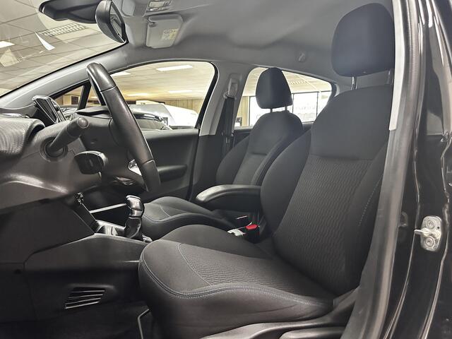 Peugeot 208 1.2 PureTech Signature/ D-Riem verv: 71.000 KM!/ Apple + Android/ Navi/ Airco/ Cruise/ DAB+/ Elek. pakket/ Isofix/ Bluetooth/ Armsteun/ Multi. LEDER. Stuur/ Mistl./ PDC/ LED Dagrijverl.