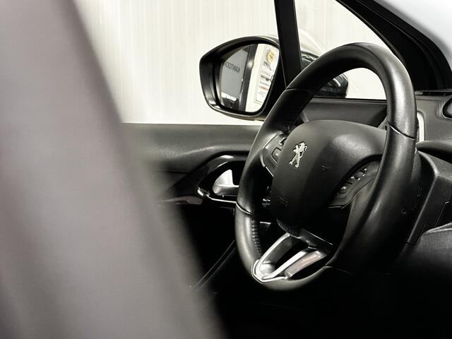 Peugeot 208 1.2 PureTech Signature/ D-Riem verv: 71.000 KM!/ Apple + Android/ Navi/ Airco/ Cruise/ DAB+/ Elek. pakket/ Isofix/ Bluetooth/ Armsteun/ Multi. LEDER. Stuur/ Mistl./ PDC/ LED Dagrijverl.
