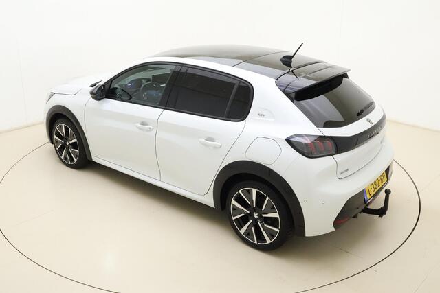 Peugeot 208 1.2 PureTech GT | Afneembare Trekhaak | Achteruitrijcamera | Panoramadak | Cruise control | Airco | Stoelverwarming | Climate control | Interieurverlichting | Stuurbediening | Sportstuurwiel |