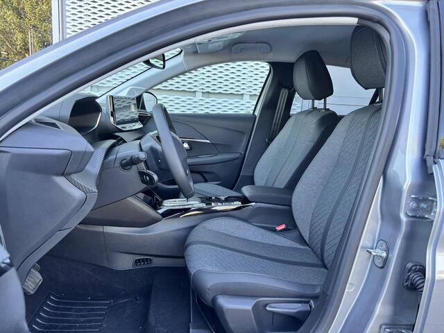Peugeot 208 1.2 Hybrid 110 e-DCS6 Allure | CAMERA | NAVI | CARPLAY | DODEHOEKDETECT. | HALF/LEDER |