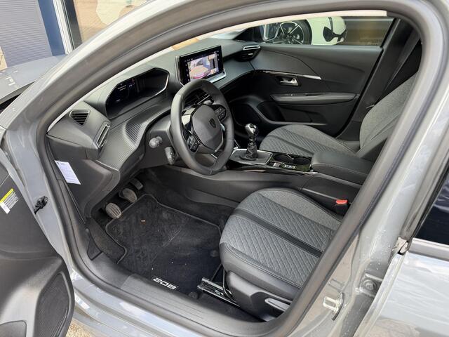 Peugeot 208 1.2 Turbo 100 PK Allure | Navigatie via Telefoon | All Season banden | 360 Graden Camera | LED Verlichting | Climate Control | Dode Hoek Detectie | Voor + Achter Parkeersensoren | 16" Lichtmetalen Velgen |
