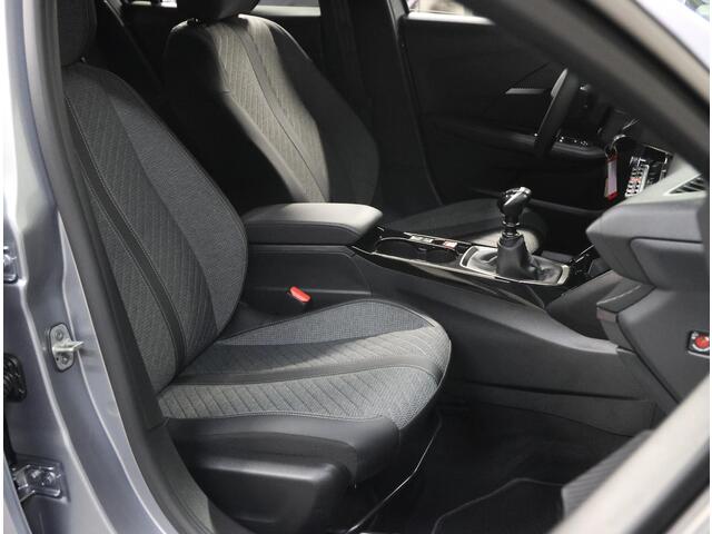 Peugeot 208 1.2 100PK Allure | 1ste eigenaar | AppleCarplay/AndroidAuto | Armsteun | Parkeersensoren | FULL LED | Navigatie | Lederen Stuurwiel | Climate Control | Cruise Control | 16" LMV | Isofix | Privacy Glass |