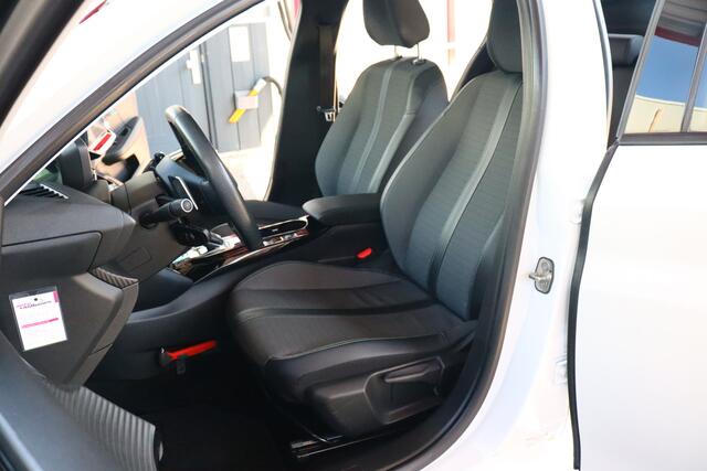 Peugeot 208 1.2 PureTech Allure Pack O.a: Dig. Display, DAB, Clima, Carplay, Cruise, Etc. All-in prijs!