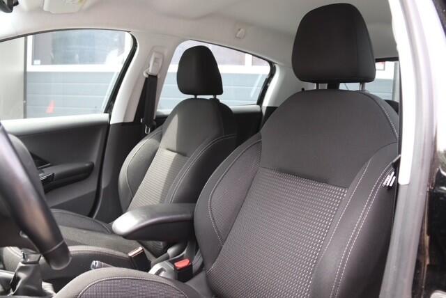 Peugeot 208 1.2 PureTech Allure, Carplay, Cruise, Navi, Parkeerhulp