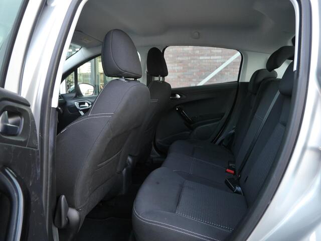 Peugeot 208 1.2 PureTech Allure 110 PK | Automaat | Climate Control | Navigatie | Cruise Control | Licht Metalen Velgen | Apple carplay/Android auto | AUX | USB | Dealer onderhouden