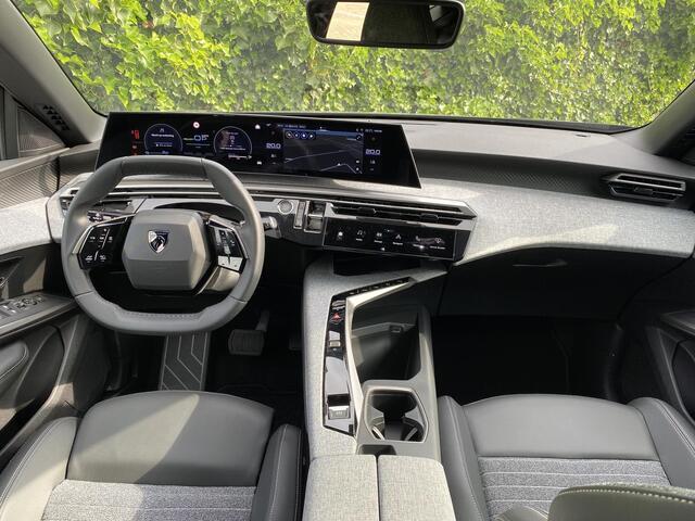 Peugeot 3008 Plug-In Hybrid 195pk Allure | Nu te ervaren bij Haaima | tot 87km volledig elektrisch | 7,4kW boordlader | Trekhaak | Navigatie | Camera voor & achter