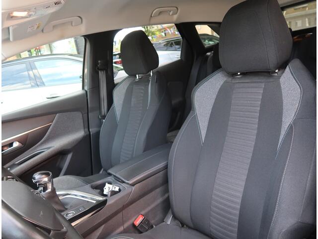 Peugeot 3008 130 Pk Benzine Style Uitvoering * Navigatie * Achteruitrij Camera * Climate & Cruise Control * Keyless Start Button * L.M. Velgen * Ook Apple Car Play / Android Auto * Google Maps / Spotify * Vingerhoets: Vierde Generatie Eersteklas Service !