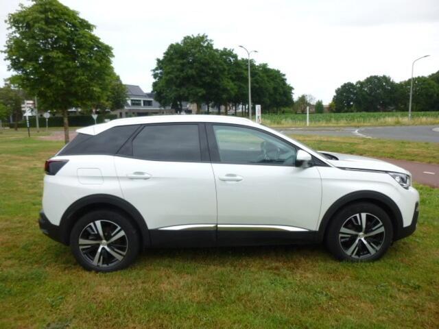 Peugeot 3008 1.2 PURETECH ALLURE