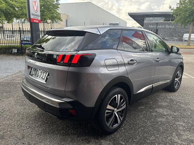 Peugeot 3008 1.2 PureTech Allure // NAVI // CAMERA // CRUISE // APPLE CARPLAY / ANDROID AUTO // PDC //