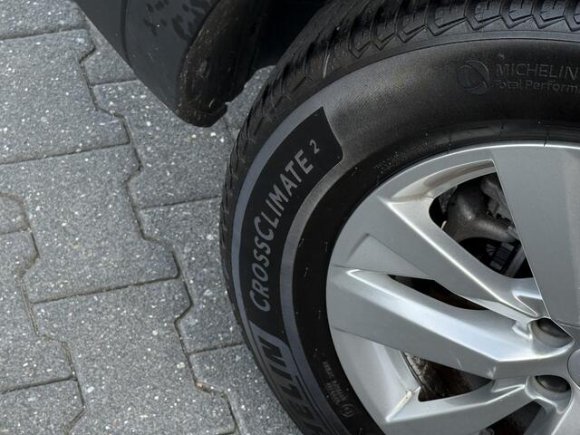 Peugeot 3008 1.2 PureTech Active Pack Business Navi / Carplay / Camera / Clima / LED / All season banden