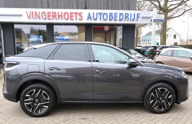Peugeot 3008 1.2 Hybrid 136 Allure * Nieuw Model * Uit voorraad leverbaar * Hybride / Benzine Automaat * Navigatie * Stuur- en Stoel Verwarming * 1/2 Leder Interieur * Parkeer Camera en Sensoren * DAB Radio * etc.... Zie Foto's *