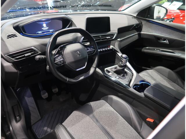 Peugeot 3008 Allure 130 Pk. met 1.400 Kg Trekvermogen * Achteruitrij Parkeer Camera * 19" L.M. Velgen * Voor en Achter Parkeersensoren * Adaptive Cruise Control * Stoelverwarming * Keyless Entry & Start Button * Navigatie & Spotify via Apple Car P Vingerhoets; Vierde