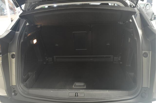 Peugeot 3008 1.2 PureTech Blue Lease Executive // AUTOMAAT // NAVI // TREKHAAK // CAMERA // CLIMA // NIEUWE DISTRIBUTIE //