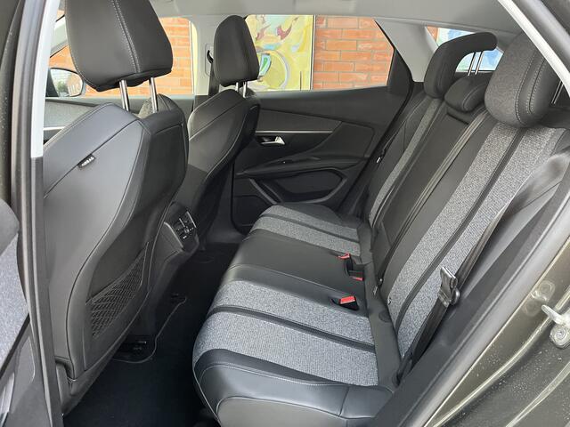 Peugeot 3008 PureTech 130 Allure | Navigatie | Trekhaak afneembaar |