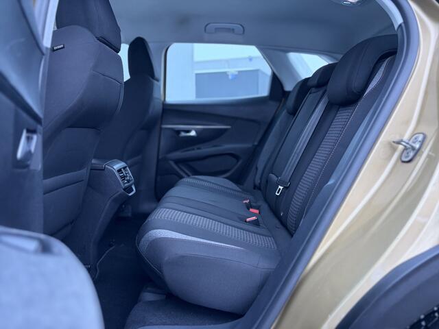 Peugeot 3008 1.2 PureTech AGC Allure 131pk | Nieuwe Distributieriem | Apple Carplay/Android Auto | Cruise control | Electronic climate control | LED dagrijverlichting | Navigatiesysteem | Trekhaak | Prachtig exemplaar!